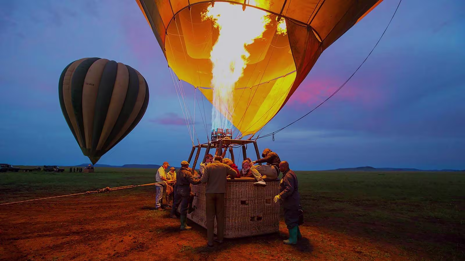 hot air baloon riding in srilanka best daytour agency in srialnka dearsrilanka tours hot air baloon getting ready to fly in srilanka dambulla