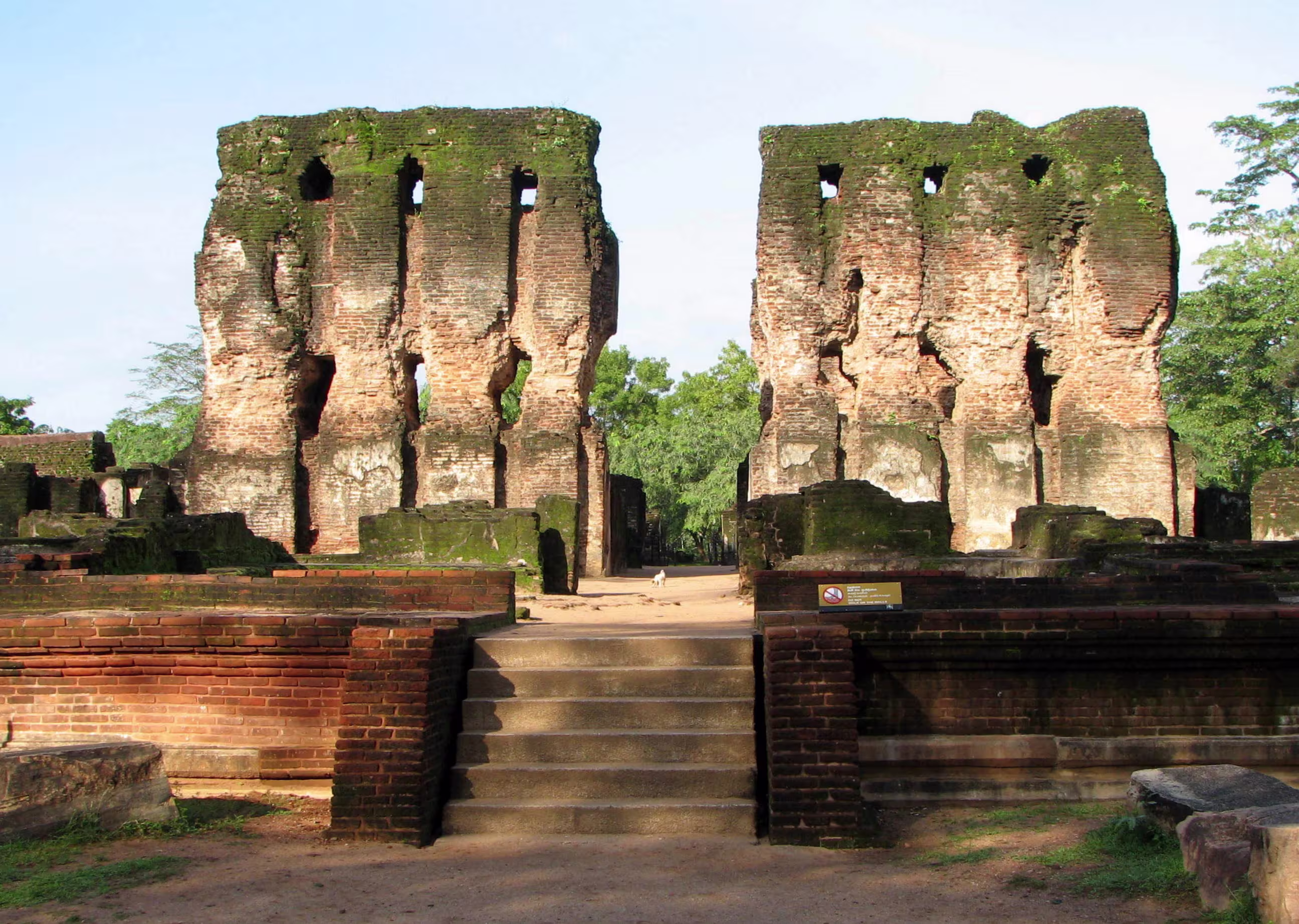 polonnaruwa ancient city daytour in srilanka 2025 srilanka polonnaruwa royal palace daytour 2025